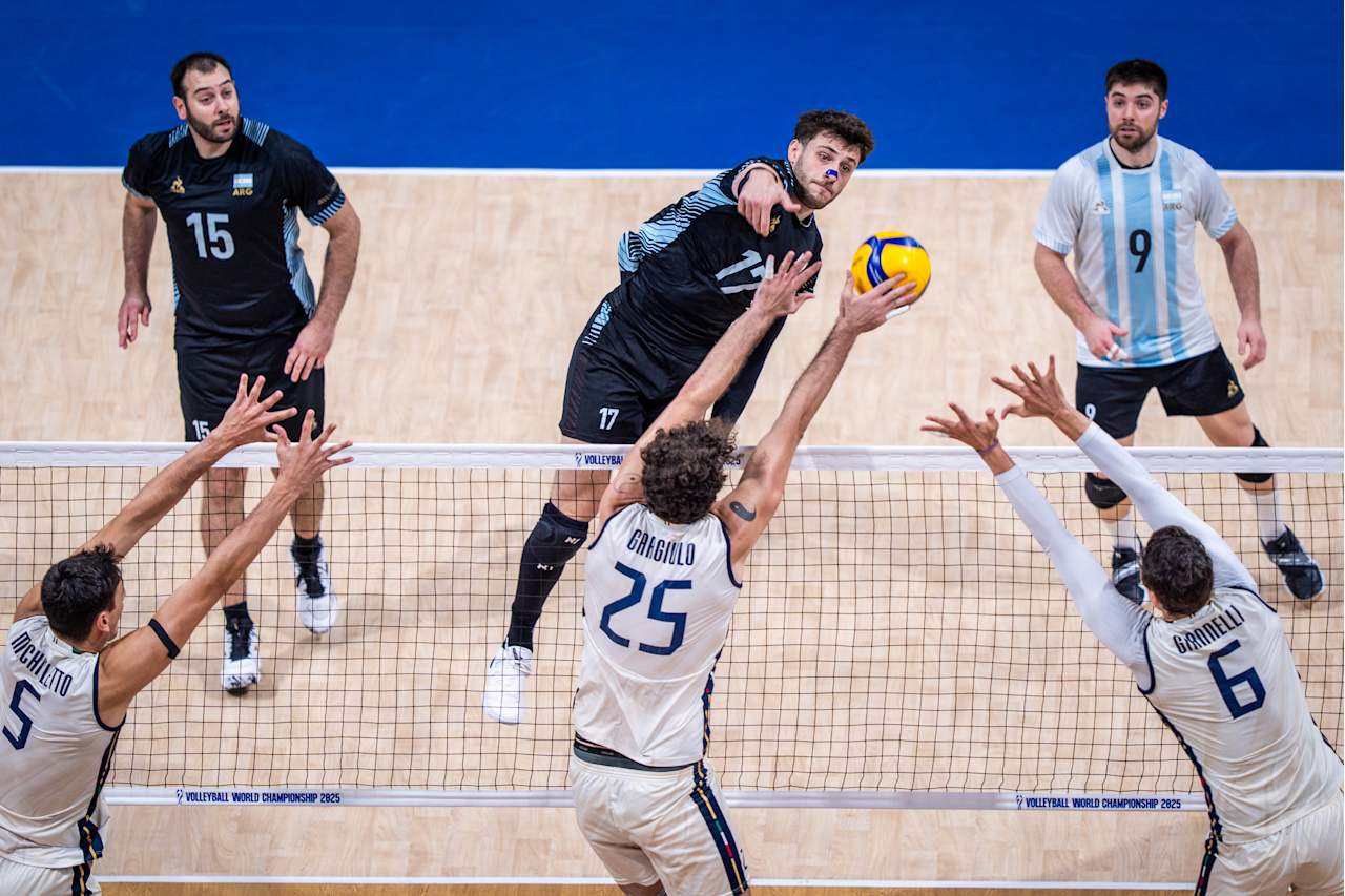 AA, 利战至, 军晋级世锦 AA, 利战至, 军晋级世锦